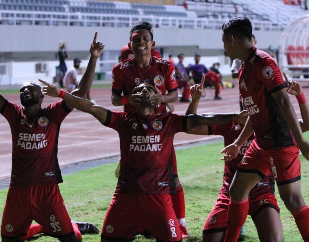 Para pemain Semen Padang FC merayakan gol kemenangan saat melawan Babel United di Stadion Jakabaring, Palembang, Sumatera Selatan, Rabu (20/10/2021). Semen Padang FC menang 1-0 atas Babel United.
