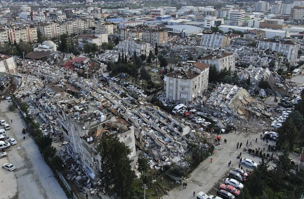 Foto udara menunjukkan kehancuran akibat gempa di pusat kota Hatay, Turki, Selasa (7/2/2023). Presiden Turki Recep Tayyip Erdogan mengatakan, 13 juta dari 85 juta penduduk negara itu terkena dampak gempa. Erdogan juga mengumumkan keadaan darurat di 10 provinsi.