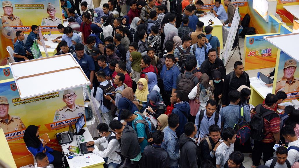 Para pencari kerja memadati Gedung Sultan Suriansyah usai pembukaan pameran bursa kerja atau Job Fair 2020 di Banjarmasin, Kalimantan Selatan, Rabu (26/2/2020). 