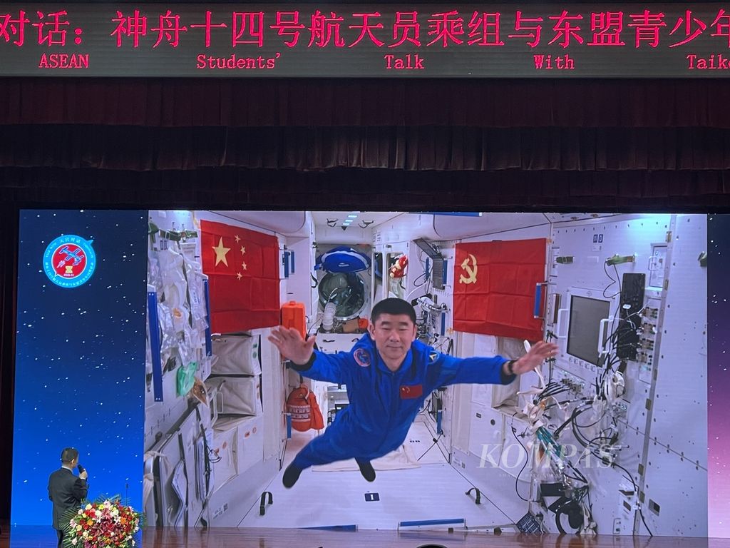 Astronot China, Liu Boming, yang ke luar angkasa pada 2008 menunjukkan video kegiatan sehari-harinya di dalam modul stasiun kepada para siswa ASEAN, Selasa (1/11/2022), di Beijing Royal School, Beijing, China.