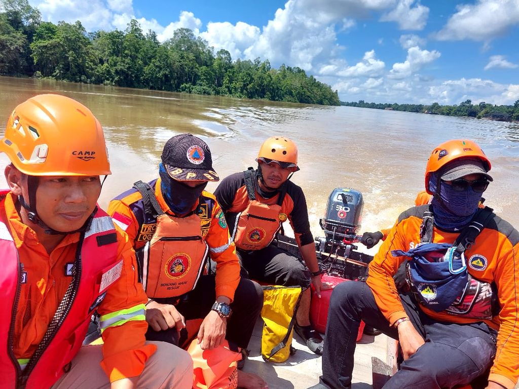 Tim gabungan menyisir lokasi yang terdampak banjir di Kutai Barat, Kalimantan TImur, Selasa (21/5/2024).