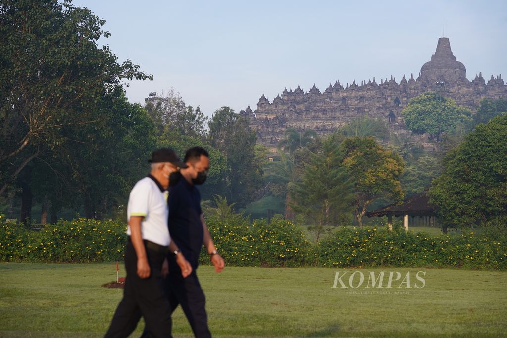 Suasana pagi di Kawasan Taman Candi Borobudur ketika Wakil Presiden Ma'ruf Amin berolahraga pagi, Jumat (22/4/2022).
