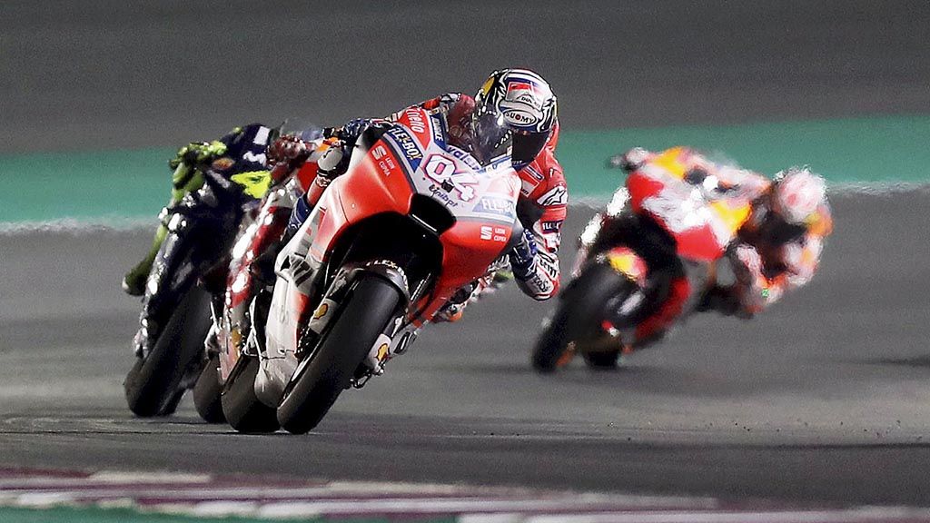 Pebalap Ducati, Andrea Dovizioso (04), memimpin para pebalap lainnya di Sirkuit Internasional Losail, utara Doha, Qatar, Minggu (18/3). Pebalap asal Italia itu memenangi seri pertama MotoGP 2018 tersebut. 