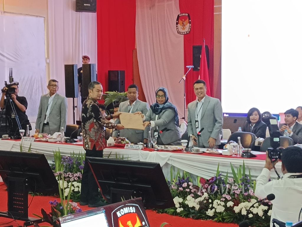 Hasil rekapitulasi suara Pemilu 2024 Kabupaten Ciamis diserahkan kepada Komisi Pemilihan Umum Jawa Barat dalam rapat pleno rekapitulasi suara tingkat Provinsi Jabar di Kota Bandung, Jabar, Rabu (6/3/2024). Tercatat 765.665 surat suara sah dalam Pemilu 2024 di Ciamis.