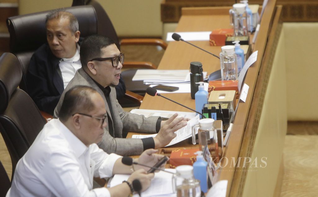 Ketua Komisi II DPR Ahmad Doli Kurnia (tengah) memimpin rapat dengar pendapat dengan Komisi II DPR tentang penetapan revisi PKPU Nomor 8 Tahun 2024 terkait keputusan Mahkamah Konstitusi di Kompleks Parlemen, Senayan, Jakarta, Minggu (25/8/2024).