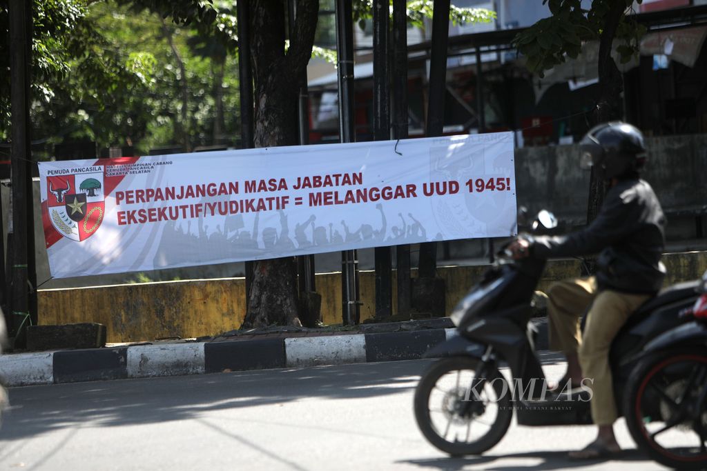 Spanduk yang mengkritisi wacana perpanjangan masa jabatan presiden terpasang di pinggir Jalan Deplu Raya, Pesanggrahan, Jakarta Selatan, Minggu (20/3/2022). 
