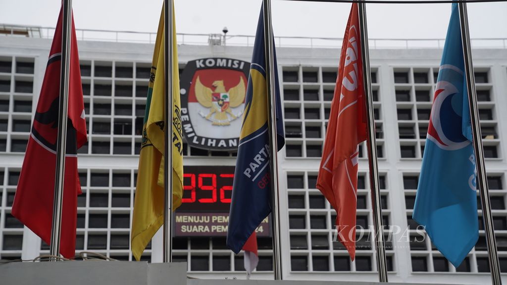 Bendera partai politik dipasang di Kantor Komisi Pemilihan Umum (KPU), Jakarta, Selasa (17/1/2023). 