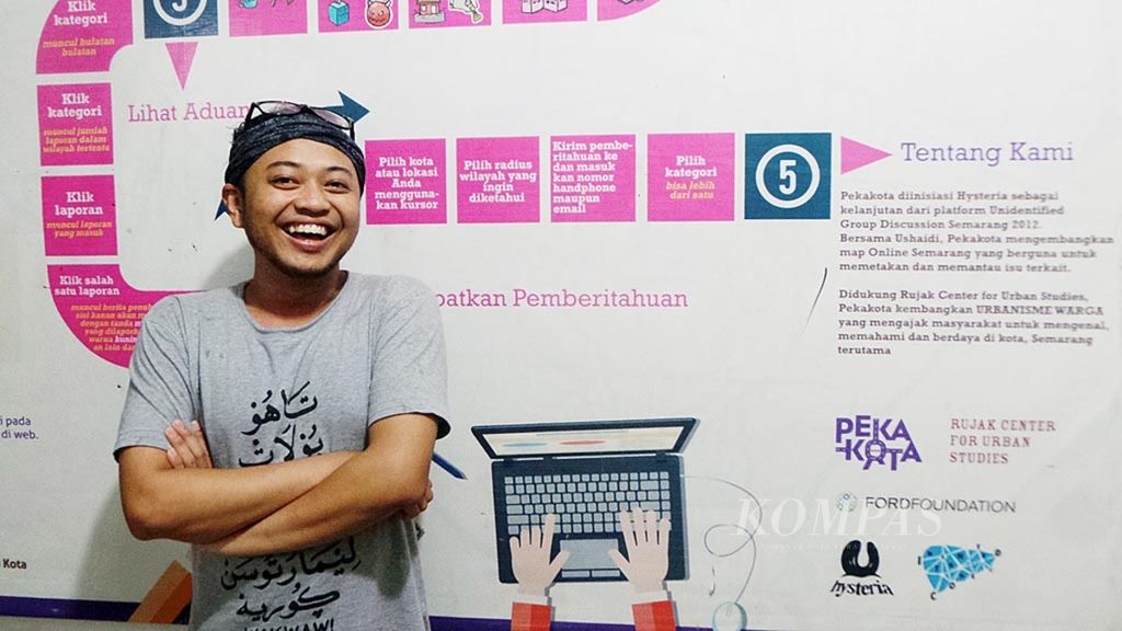 Pendiri Komunitas Hysteria, Ahmad Khairudin di markas Hysteria, Semarang, Jawa Tengah, Rabu (1/3). Berawal dari komunitas sastra, Hysteria lalu memfokuskan diri menjadi laboratorium pengembangan komunitas dan juga kelompok yang menyasar isu-isu perkotaan. 