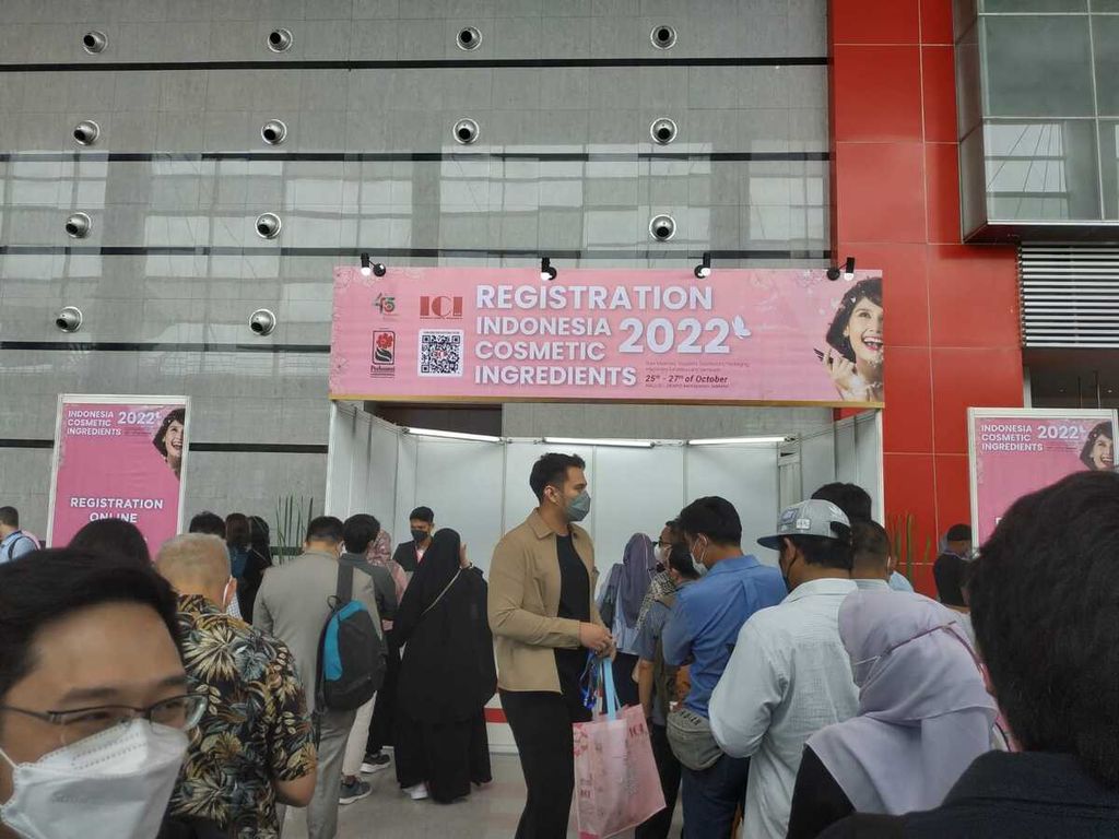 Masyarakat tengah antre untuk melakukan pendaftaran agar dapat mengikuti serangkaian acara Indonesia Cosmetic Ingredients (ICI) 2022 di Jakarta International Expo, Kemayoran, Jakarta Pusat, Selasa (25/10/2022).