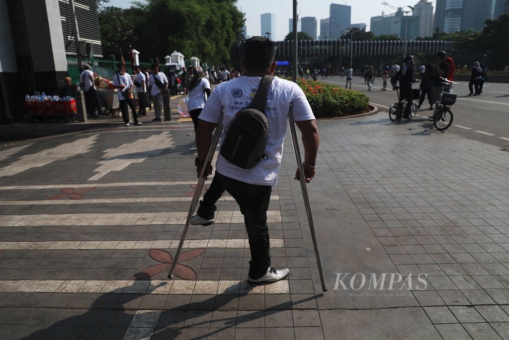 Penyandang tunadaksa meninggalkan lokasi peringatan Hari Disabilitas Internasional 2019 di Kompleks Gelora Bung Karno, Jakarta, Minggu (1/12/2019).