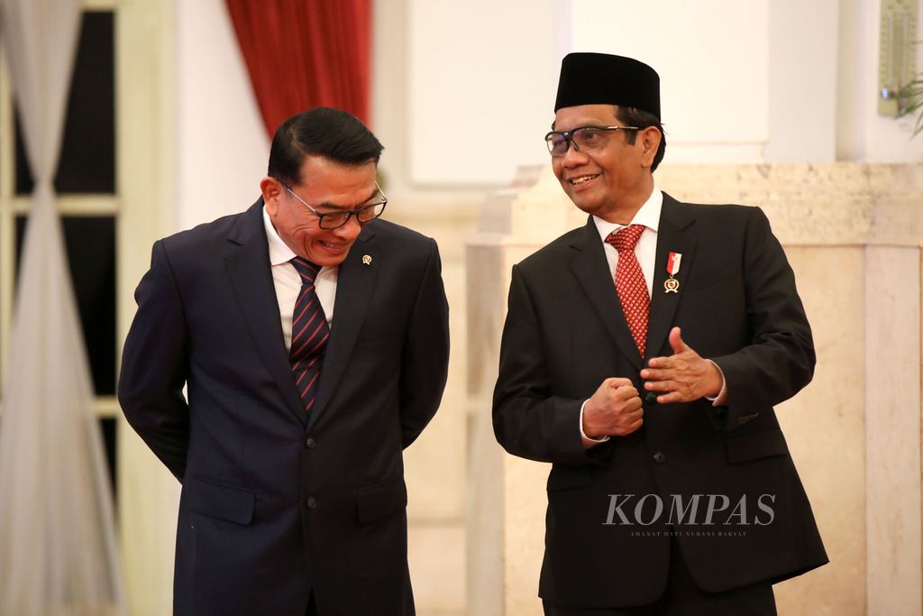 Kepala Staf Kepresidenan Moeldoko (kiri) berbincang dengan Menko Polhukam Mahfud MD saat akan mengikuti pelantikan Agus Sudibyo sebagai Kepala Staf TNI Angkatan Darat (KSAD) di Istana Negara, Jakarta, Rabu (25/10/2023).