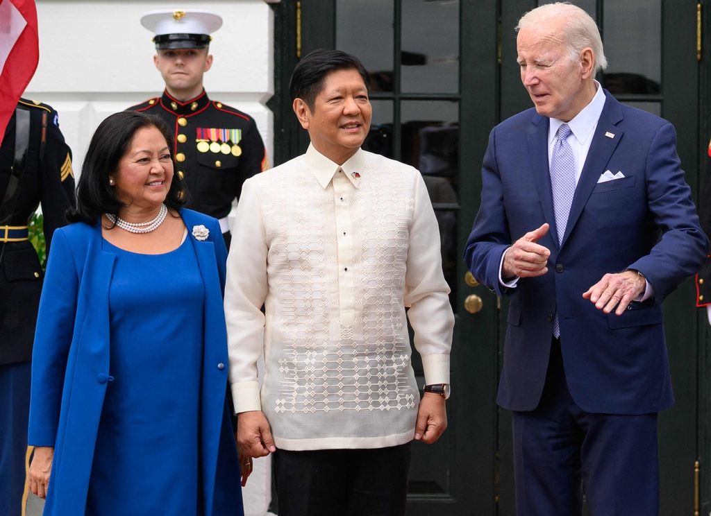  Presiden Filipina Ferdinand Marcos Jr (tengah) dan istrinya, Louise Araneta-Marcos, berbicara dengan Presiden AS Joe Biden dalam upacara penyambutan saat berkunjung ke Gedung Putih, Washington DC, AS, 1 Mei 2023. 