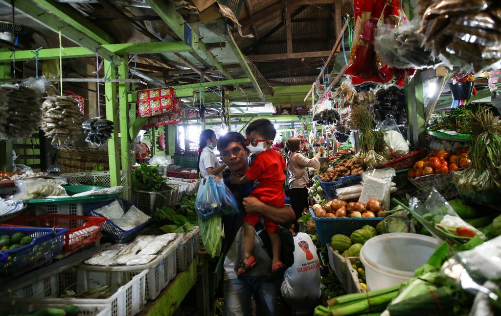 Warga berbelanja di Pasar Ranai, Pulau Natuna, Kepulauan Riau, Rabu (5/2/2020). 