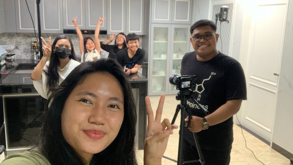 Elyona Irene, pendiri Cinematic Medan tahun 2020. Cinematic Medan bergerak di bidang pembuatan video sinematik, fotografi, dan kreasi konten.