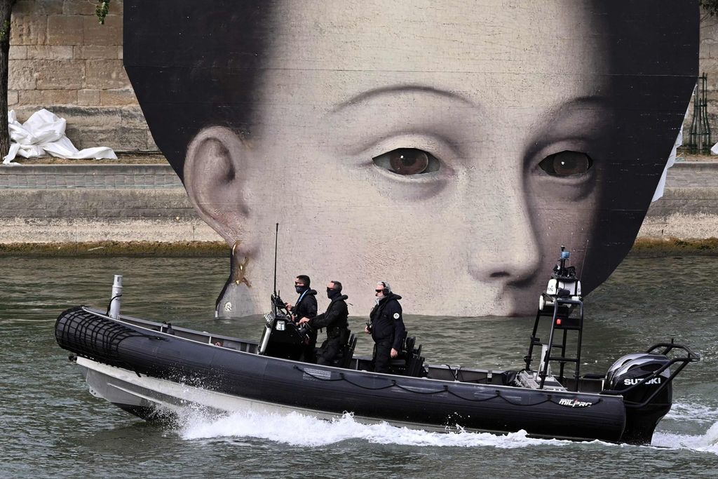 Petugas polisi berpatroli dengan perahu di Sungai Seine, Paris, 23 Juli 2024, menjelang pembukaan Olimpiade Paris 2024.