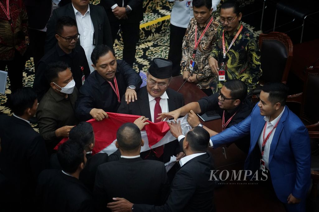 Pimpinan sidang etik Majelis Kehormatan Mahkamah Konstitusi Jimly Asshiddiqie saat diberi bendera Merah Putih dari para pelapor sebagai ungkapan penghormatan kepada dirinya seusai Sidang Putusan Etik yang digelar Majelis Kehormatan Mahkamah Konstitusi (MKMK) di Gedung Mahkamah Konstitusi, Jakarta, Selasa (7/11/2023).