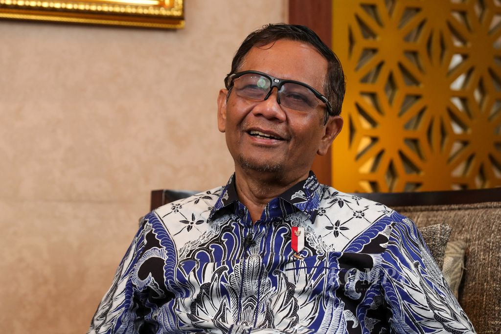 Menteri Koordinator Bidang Politik, Hukum, dan Keamanan (Menkopolhukam) Mahfud MD dalam sesi bincang-bincang Strategi Pemilu 2024 dengan <i>Kompas </i>di Jakarta, Kamis (20/7/2023). 