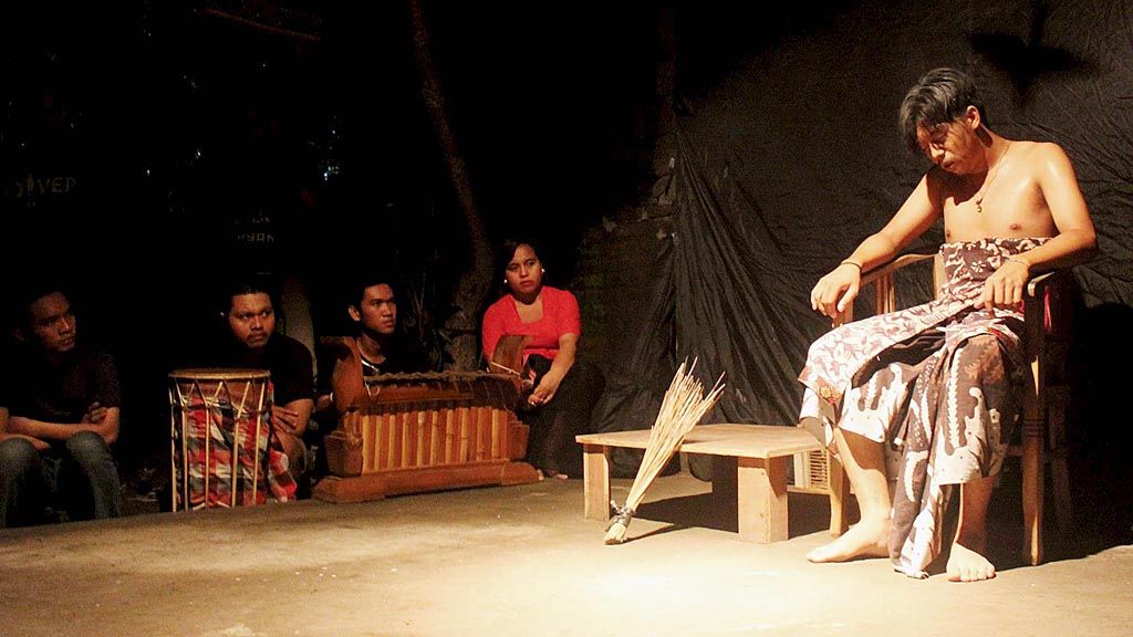 Festival Monolog Bali 100 Putu Wijaya digulirkan di Bali sejak pertengahan Maret 2017. Festival dijadwalkan digelar hingga Desember. Suasana pada malam pembukaan Festival Monolog Bali 100 Putu Wijaya di Buleleng, Bali, Rabu (22/3).
