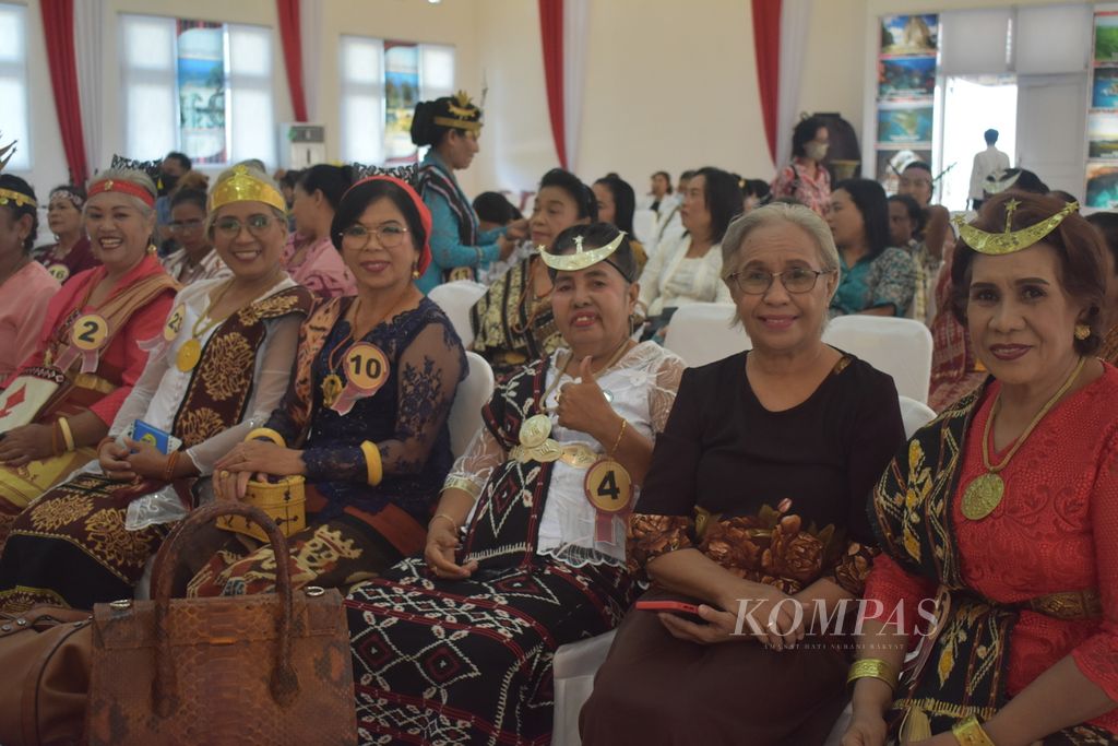 Kaum lansia, yang kebanyakan pensiunan pegawai negeri sipil di tingkat pemprov dan Pemkot Kupang, mengikuti lomba busana dan tari lansia yang diselenggarakan Komisi Daerah Lansia di Kupang, NTT, pada Mei 2022.