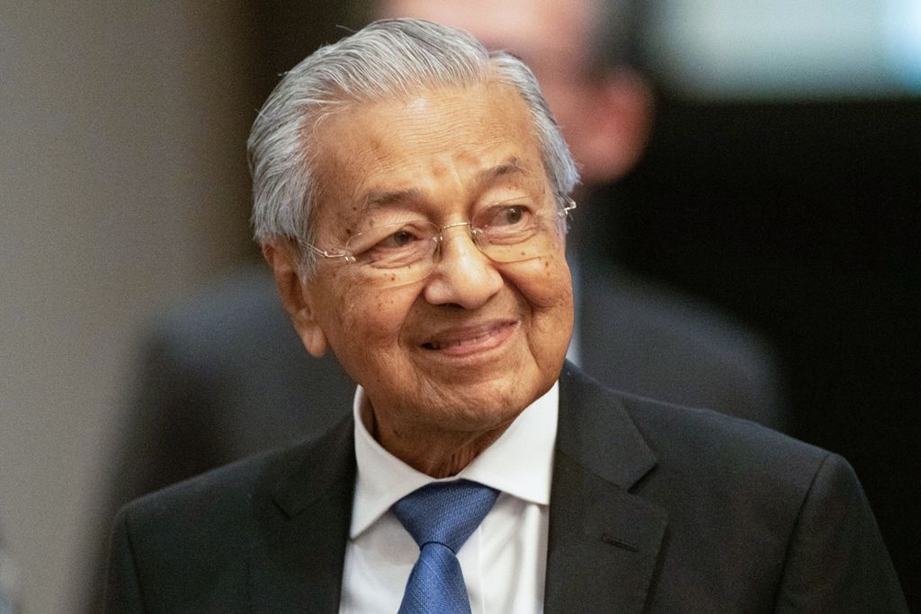 Mantan Perdana Menteri Malaysia Mahathir Mohamad meninggalkan acara Nikkei Forum bertajuk &quot;Future of Asia&quot; di Tokyo, Jepang, 26 Mei 2023. 