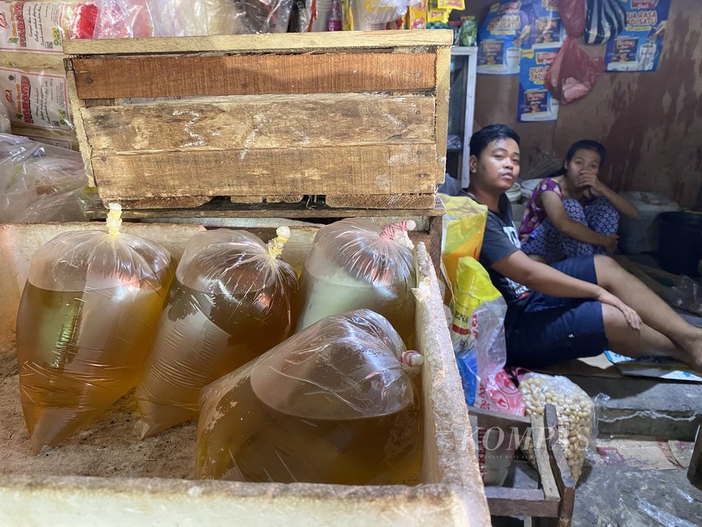 Pedagang sembako menunggu pembeli di Pasar Karangayu, Kota Semarang, Jateng, Sabtu (2/7/2022).
