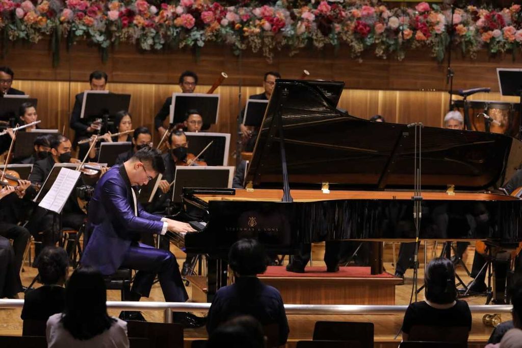 Pianis Jonathan Kuo bersama Jakarta Sinfonietta menggelar konser Between Two Poles di Jakarta pada Minggu (23/1/2022).