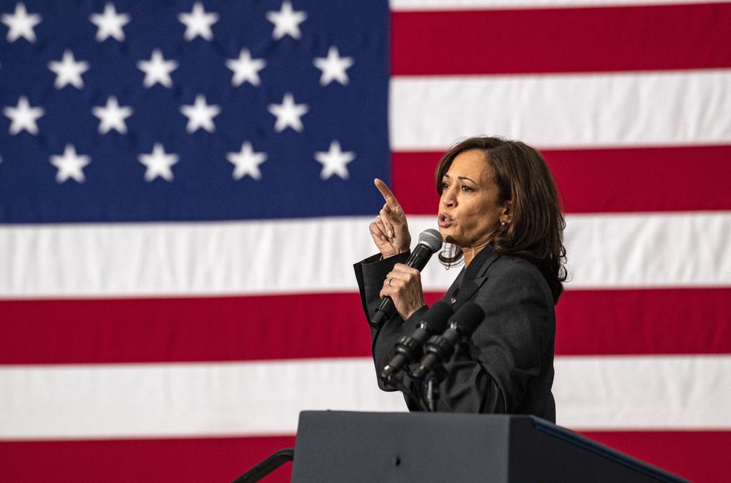 Wakil Presiden Amerika Serikat Kamala Harris berbicara di rapat umum &quot;Get Out the Vote&quot; di Reggie Lewis Track and Athletic Center, Roxbury Community College, Boston, Massachusetts, 2 November 2022. 