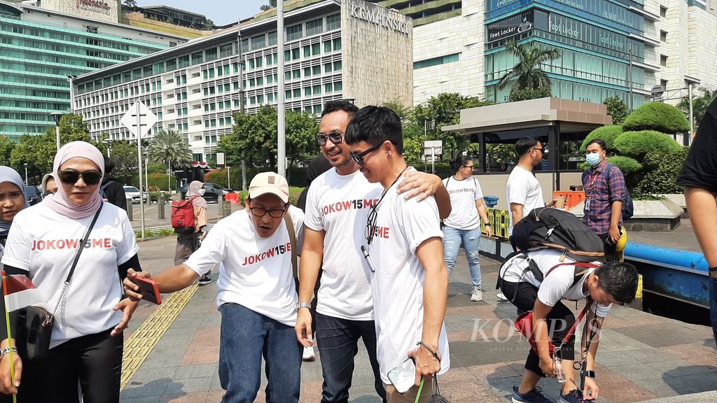 Ketua Umum Partai Solidaritas Indonesia (PSI) Giring Ganesha (tengah) berfoto bersama dengan para kader PSI di kawasan Bundaran HI, Jakarta Pusat, Selasa (15/8/2023), 