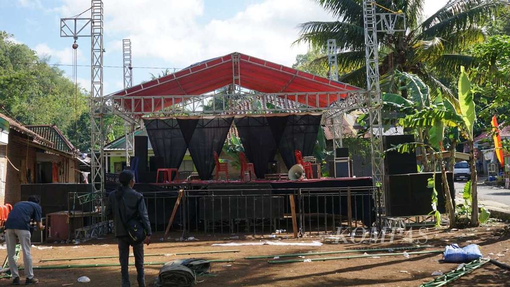 Panggung tempat tertembaknya Aldi Apriyanto dalam acara campursari di Dusun Wuni, Desa Nglindur, Kecamatan Girisubo, Kabupaten Gunungkidul, Daerah Istimewa Yogyakarta, Senin (15/5/2023). 