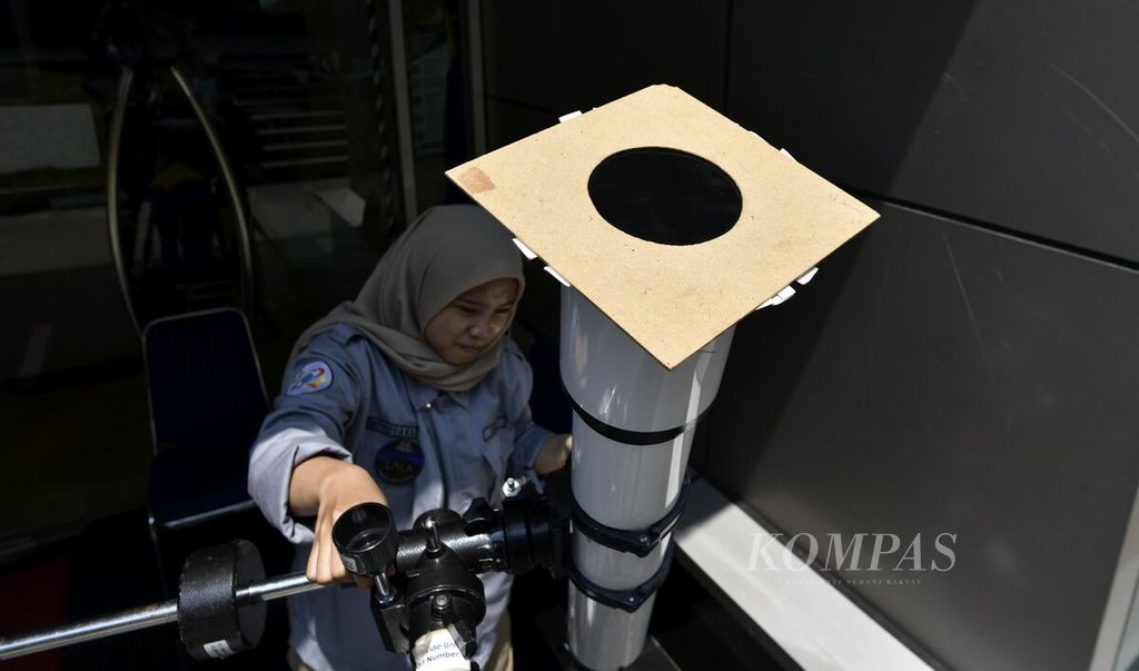 Astronom amatir menyiapkan teropong untuk observasi matahari dalam acara Pekan Astronomi Jakarta di lobi Teater Kecil, Taman Ismail Marzuki, Jakarta, Selasa (8/8/2023). 