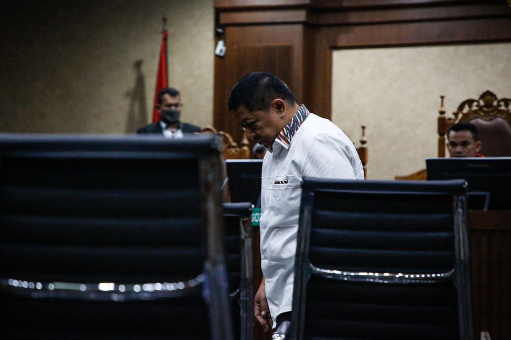 Terdakwa Rijatono Lakka berjalan menuju kursi seusai pembacaan putusan terkait kasus suap terhadap Gubernur Papua nonaktif Lukas Enembe di Pengadilan Tindak Pidana Korupsi, Jakarta, Rabu (14/6/2023). 