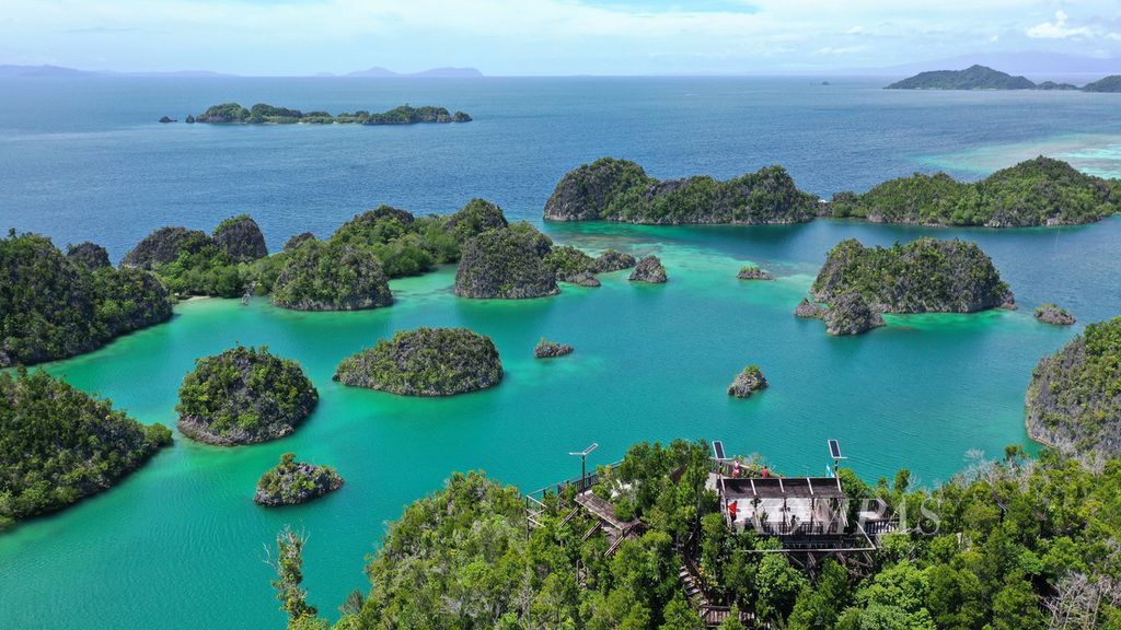 Pemandangan gugusan pulau yang dapat dinikmati dari puncak Piaynemo di Kecamatan Waigeo Barat Kepulauan Raja Ampat, Papua Barat, Selasa (1/6/2021). Pemandangan tersebut merupakan salah satu yang banyak dicari oleh para wisatawan pengunjung Raja Ampat.