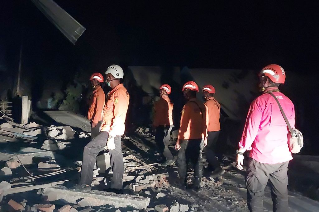 Personel Basarnas menyisir permukiman terdampak erupsi Gunung Lewotobi Laki-laki di Desa Hokeng Jaya, Flores Timur, NTT, Senin (4/11/2024). Erupsi Gunung Lewotobi Laki-laki mengakibatkan 10 warga meninggal dan sebanyak 1.043 mengungsi. 