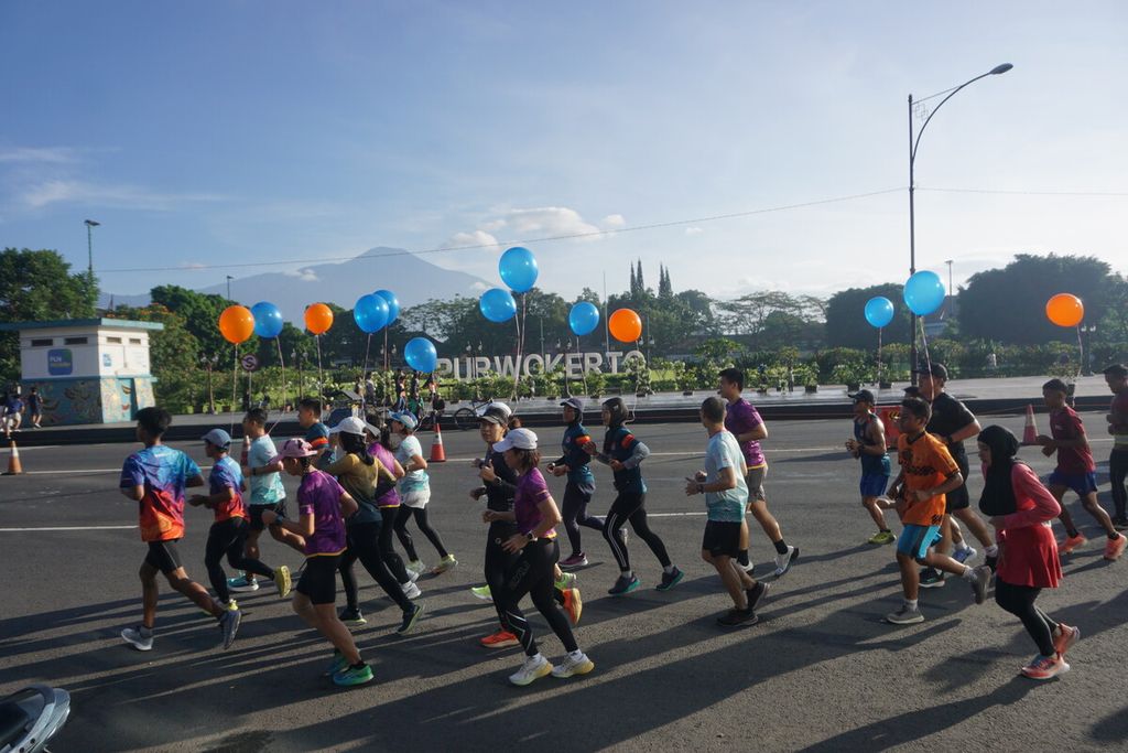 Para pelari dari berbagai komunitas di Banyumas Raya melintasi Alun-alun Purwokerto saat mengikuti "Run The Ground" di Purwokerto, Banyumas, Jawa Tengah, Minggu (14/5/2023).