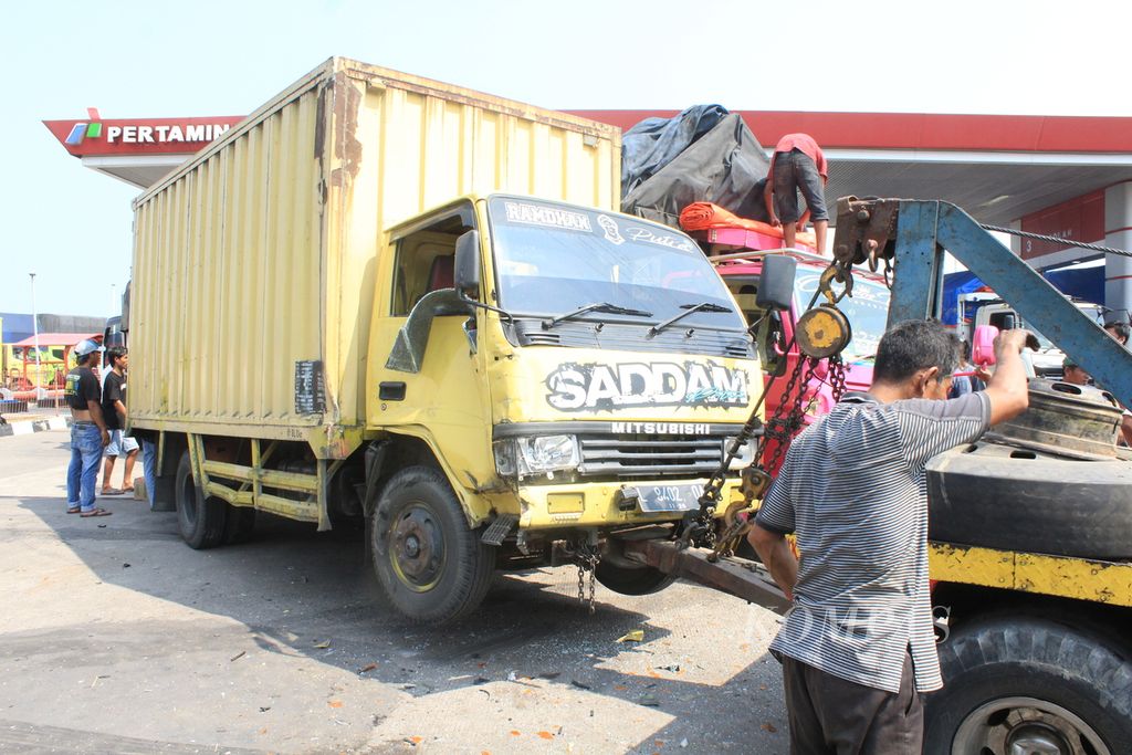 Mobil derek berupaya menarik truk yang terlibat kecelakaan beruntun di Jalan Raya Gebang-Losari, Kabupaten Cirebon, Jawa Barat, Jumat (10/11/2023). Kecelakaan di jalur pantai utara Cirebon itu melibatkan enam truk dan menyebabkan tiga warga terluka.