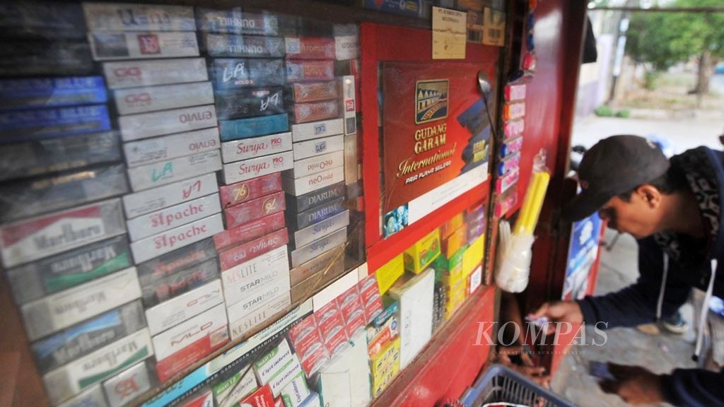 Puluhan merek rokok, termasuk rokok keretek, dijual bebas di sebuah kios di kawasan Ciracas, Jakarta, Kamis (3/9/2015).
