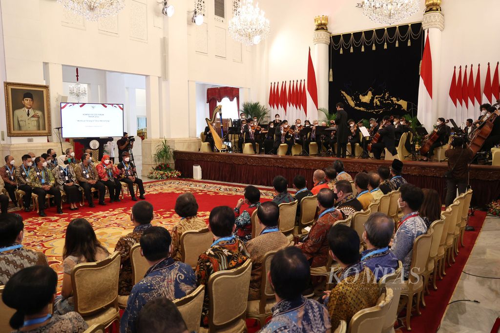 Penampilan Twilite Orchestra pimpinan Addie MS tampil dalam acara Kompas100 CEO Forum powered by East Ventures di Istana Negara, Jakarta, Jumat (2/12/2022). KOMPAS/HERU SRI KUMORO 2-12-2022