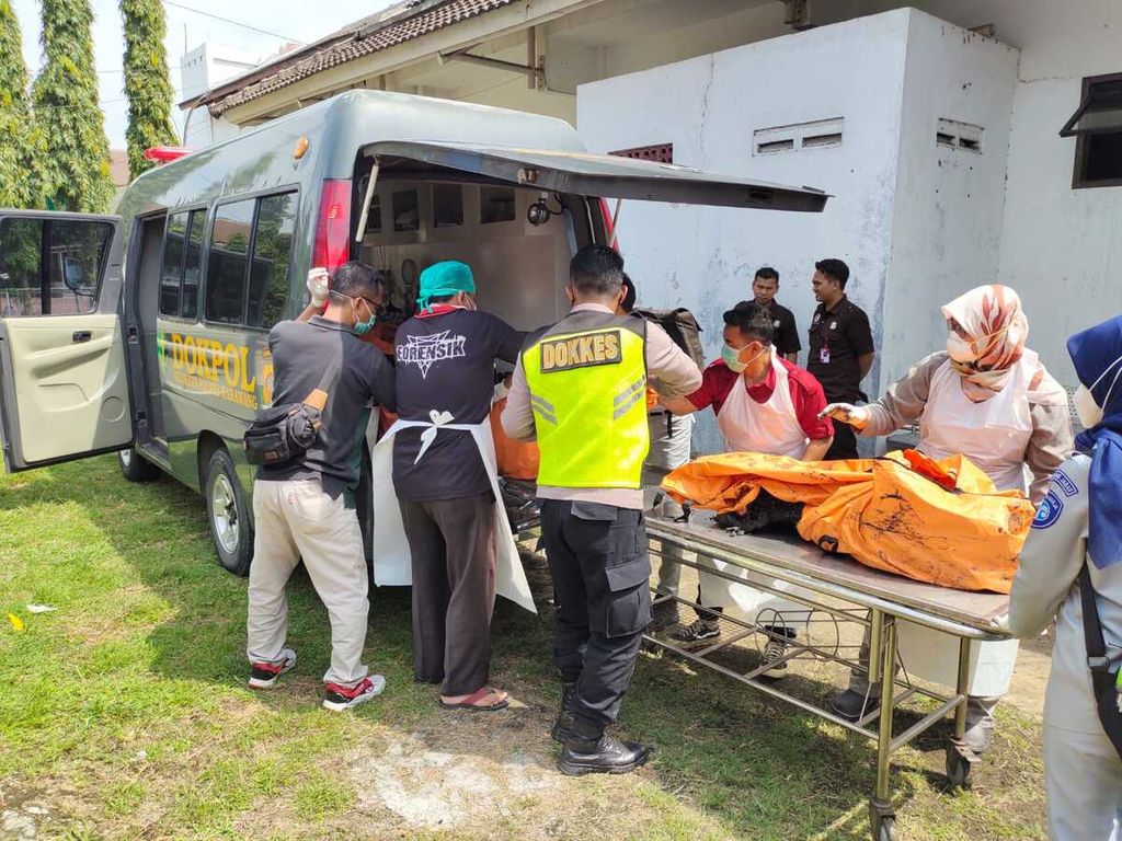 Petugas kesehatan dan polisi mengevakuasi korban kecelakaan di Km 58 Tol Jakarta-Cikampek di RSUD Karawang, Senin (8/4/2024). 12 orang tewas dalam kejadian ini.