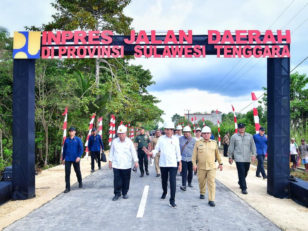 Presiden Joko Widodo memantau hasil perbaikan dan pembangunan 22 ruas jalan daerah sepanjang 165 km melalui program Instruksi Presiden (Inpres) Jalan Daerah tahun 2023. Presiden sekaligus meresmikan rampungnya perbaikan 22 ruas jalan tersebut di Kabupaten Muna Barat, Senin (13/5/2024).