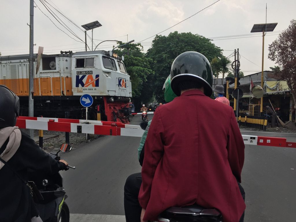 KA melewati pelintasan Jalan Gayung Kebonsari Timur di Surabaya, Jawa Timur, Rabu (13/12/2023). Peningkatan mobilitas masyarakat selama masa libur bersamaan dengan Natal dan Tahun Baru juga menambah risiko kecelakaan di pelintasan.