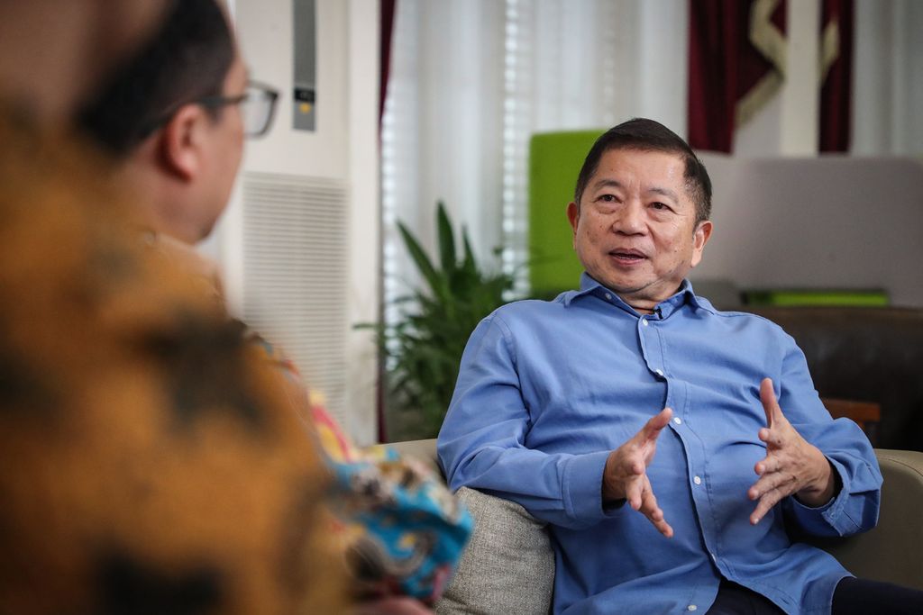 Menteri Perencanaan Pembangunan Nasional/Kepala Badan Perencanaan Pembangunan Nasional Suharso Monoarfa berbicara dalam sesi wawancara di kantor Kementerian PPN/Bappenas, Jakarta, Rabu (24/5/2023). 