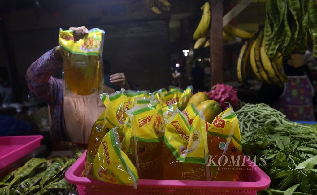 Penjual menunjukan stok minyak goreng kemasan yang masih tersedia di Pasar Tomang Barat, Jakarta Barat, Rabu (2/2/2022). Penjual masih menjual minyak goreng kemasan dengan harga per liter Rp 15.000 dari yang seharusnya maksimal Rp 14.000 per liter.