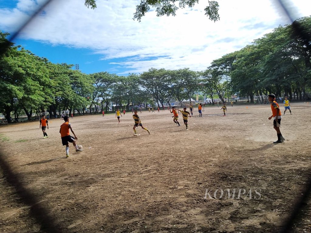 Latihan sepak bola di Lapangan Karebosi, Kota Makassar, Sulawesi Selatan, Minggu (25/6/2023). Meskipun sudah tidak terurus, Lapangan Karebosi tetap menjadi lokasi terbaik anak-anak Makassar berlatih dan bermain sepak bola.