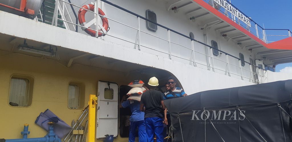 Buruh menaikkan barang ke atas kapal perintis yang sandar di Pelabuhan Tenau, Kota Kupang, Nusa Tenggara Timur, Senin (11/12/2023). Kapal perintis akan berlayar menuju pulau-pulau kecil dan daerah terpencil.