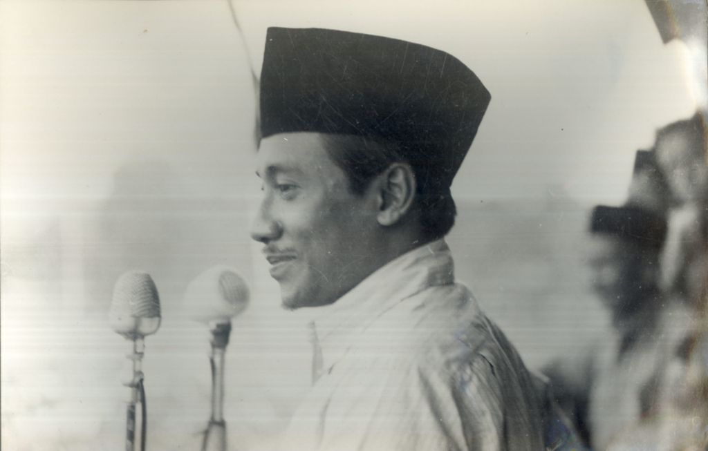 Bung Tomo berpidato pada rapat Umum BPRI di Surabaya, pada tanggal 20 Mei 1950. Pada tahun 1945, Bung Tomo membakar semangat rakyat Surabaya melalui siaran radio untuk ikut berjuang melawan Inggris.