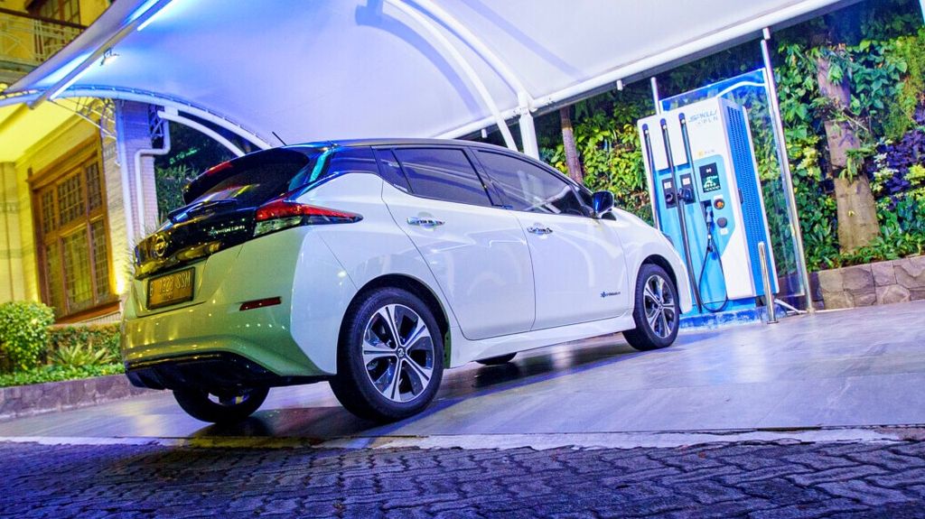 Zero-emission Nissan Leaf battery charging at SPKLU PLN Gambir, Central Jakarta, on Wednesday (14/9/2021).