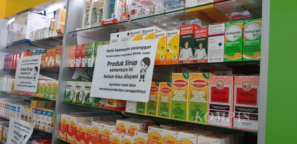Pemilik Apotek Pelita Jaya Farma yang berada di daerah Entrop, Distrik Jayapura Selatan, telah berinisiatif memasang kertas berisi informasi larangan pembelian sejumlah obat sirop sesuai arahan BPOM.