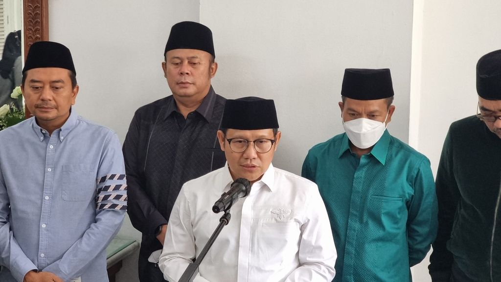 Wakil Ketua Majelis Permusyawaratan Rakyat (MPR) Muhaimin Iskandar ditemui seusai takziah di Gedung Pakuan, Kota Bandung, Jawa Barat, Minggu (5/6/2022). Muhaimin mengucapkan belasungkawa atas meninggalnya Emmeril Kahn Mumtadz, putra Gubernur Jabar Ridwan Kamil. 