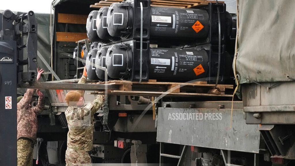Tentara Ukraina memindahkan rudal anti-tank Javelin buatan AS ke truk militer di Bandara Boryspil, Ukraina, 11 Februari 2022.  