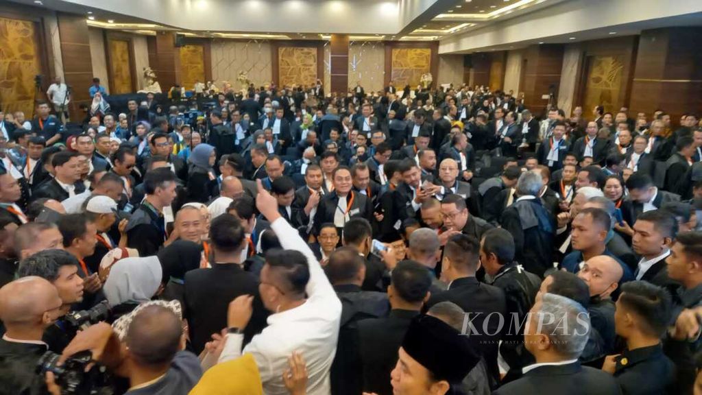 Sejumlah ahli hukum berebut foto dengan calon presiden-wakil presiden nomor urut 1, Anies Baswedan-Abdul Muhaimin Iskandar, seusai Deklarasi Tim Hukum Nasional Amin di Jakarta, Senin (27/11/2023). 